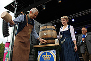 Anstich mit 2 Schlägen durch Hofbräu-Chef Dr. Michael Möller (©Foto: Martin Schmitz)